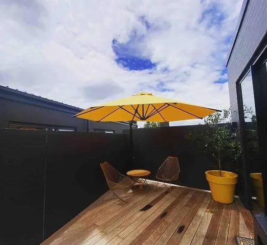 Yellow Pots A, Luxurious Outdoor Bath *